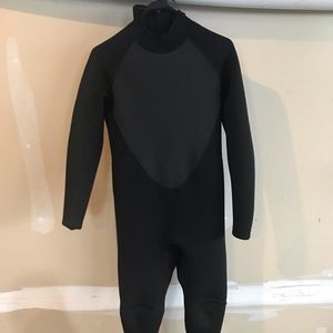Full body wet suit, gloves, booties all black
